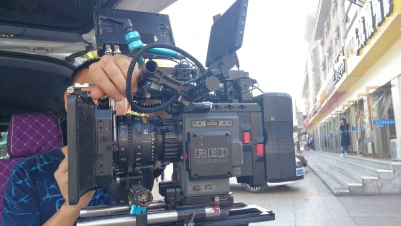 清镇市TVC拍摄公司：汽车广告领航员，驾驭速度与激情的镜头语言
